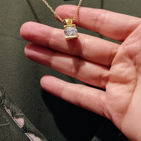 "Three carat" man-made diamond in gold tone setting BEAUTIFUL! - Picture 5 of 8